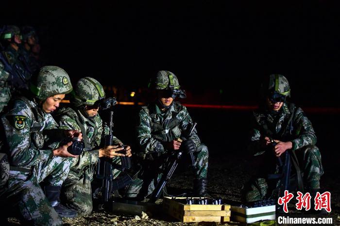 戰(zhàn)士正在補(bǔ)充彈藥。　蒲津 攝