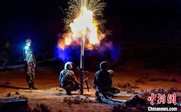 演練中偵察兵在夜間利用迫擊炮摧毀敵輕型裝甲?！」鶘|東 攝