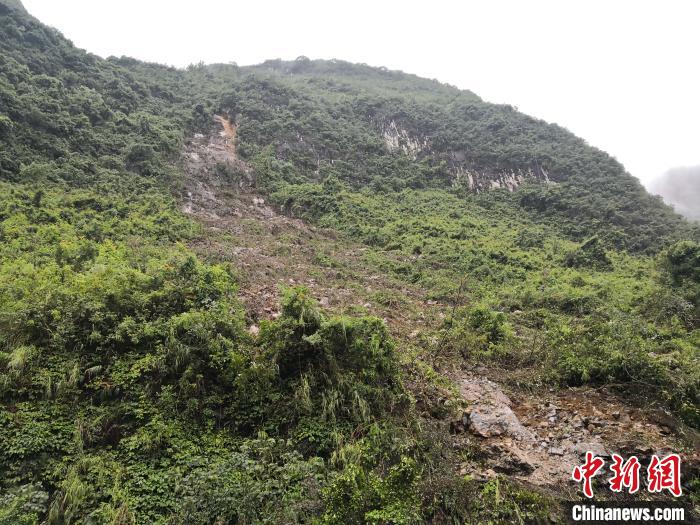 山體滑坡處?！↑S鵬 攝