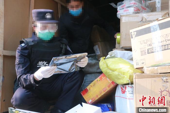 圖為勐康邊檢站民警在對(duì)快遞運(yùn)輸車(chē)輛進(jìn)行例行檢查?！钐?攝