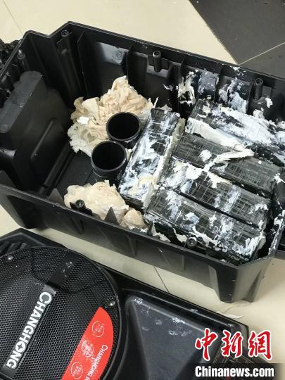 圖為臨滄邊境管理支隊(duì)從音響中查獲毒品。　劉永青 攝