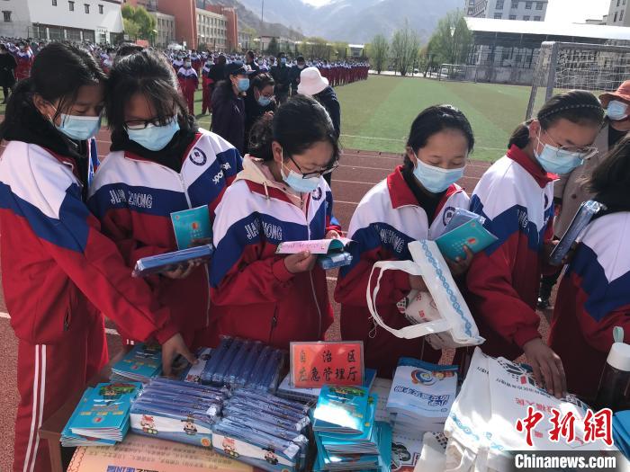 圖為西藏自治區(qū)應(yīng)急管理廳在學(xué)校開(kāi)展安全生產(chǎn)宣傳(資料圖)。西藏自治區(qū)應(yīng)急管理廳 供圖