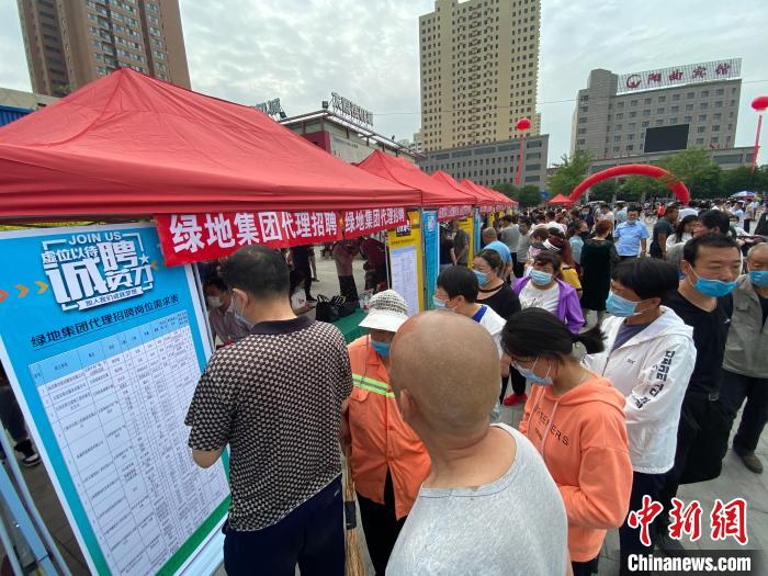 一些知名企業(yè)展臺前，投遞簡歷、咨詢就業(yè)的人絡(luò)繹不絕?！∏愊?攝