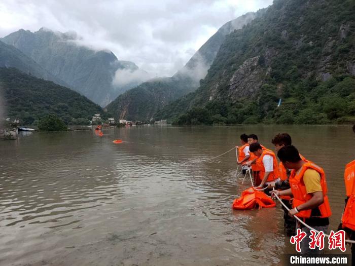 救援人員正在全力營救被困群眾?！〉ぐ托峁?攝