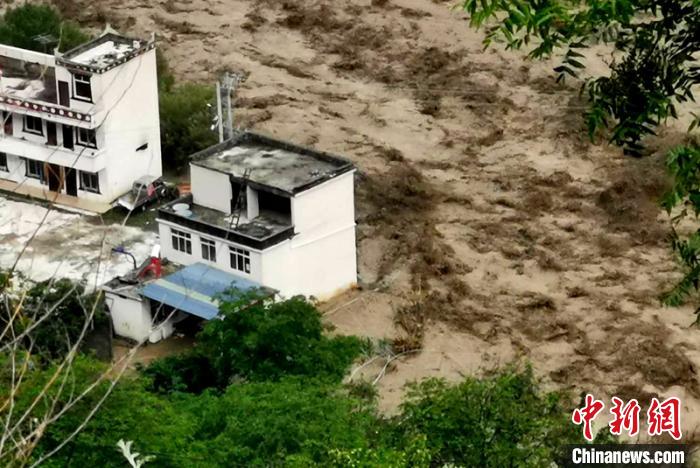 洪水淹沒房屋?！〉ぐ托峁?攝