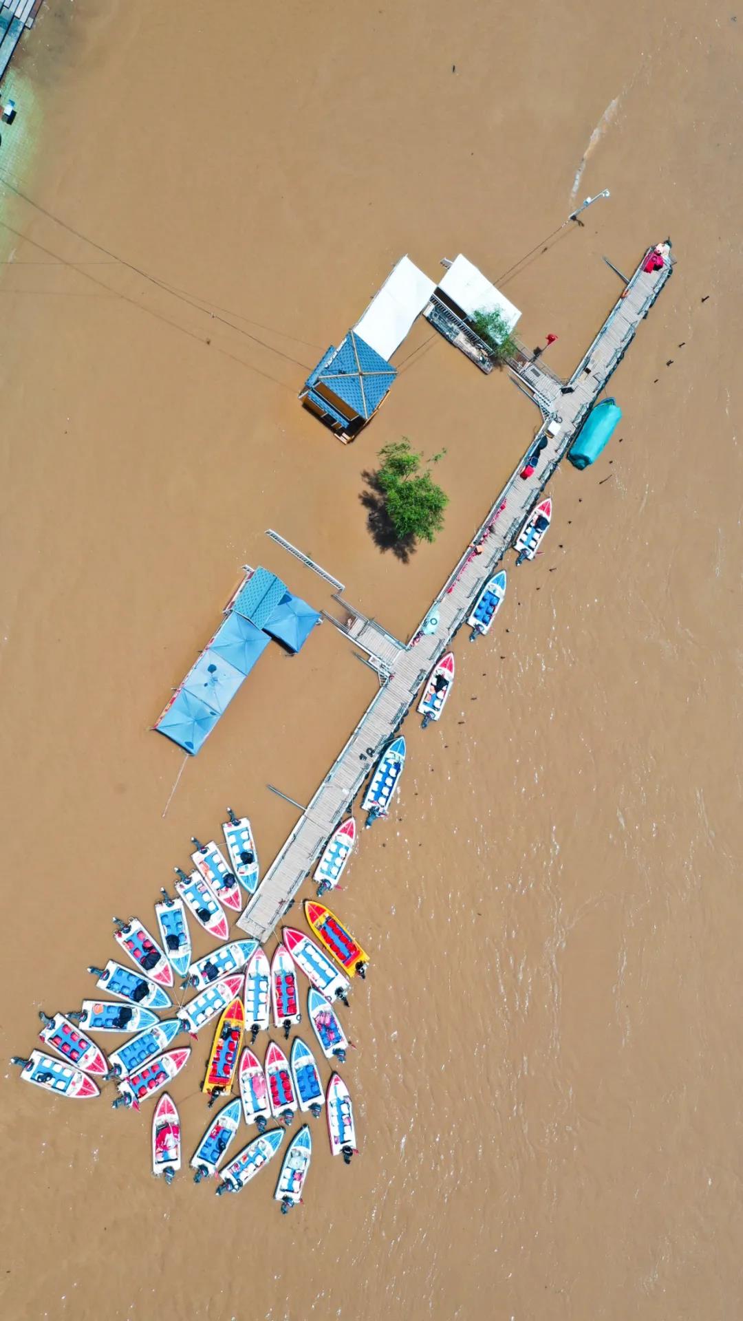 ▲圖為6月27日已暫時(shí)關(guān)閉的黃河蘭州段一處快艇碼頭（無(wú)人機(jī)照片）。新華社發(fā)（郎兵兵 攝）