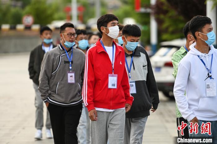 7月7日，考生在拉薩三高考點(diǎn)外有序排隊(duì)，等待進(jìn)入考場。　何蓬磊 攝