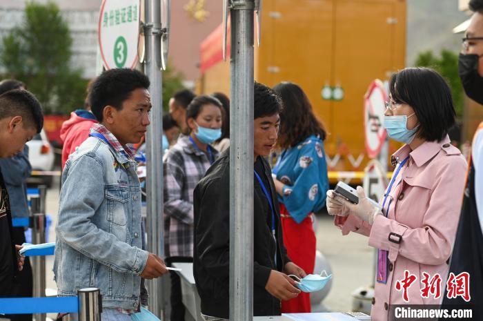 7月7日，考生在拉薩三高考點(diǎn)外進(jìn)行身份證件核驗(yàn)?！『闻罾?攝