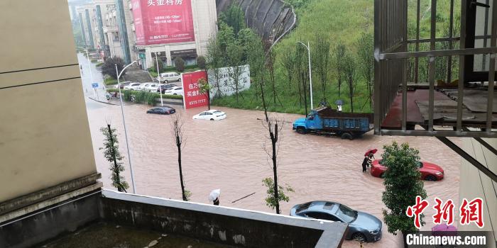 圖為重慶萬(wàn)州城區(qū)積水嚴(yán)重?！≈貞c萬(wàn)州區(qū)委宣傳部供圖 攝