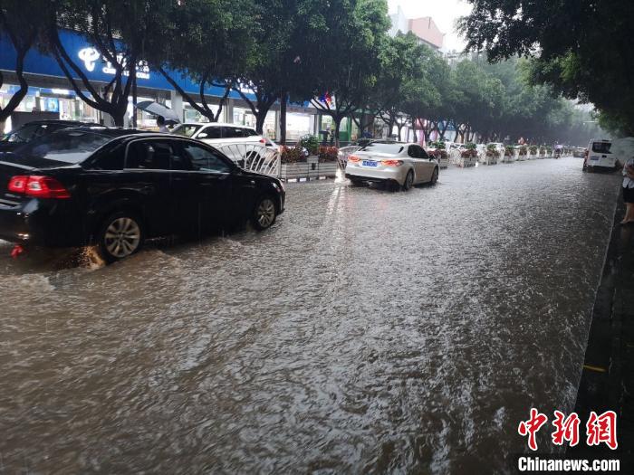 圖為重慶萬(wàn)州城區(qū)積水嚴(yán)重?！≈貞c萬(wàn)州區(qū)委宣傳部供圖 攝