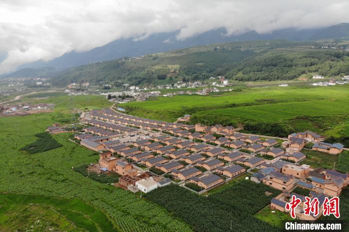 甲甲溝村新建農(nóng)房掩映在農(nóng)作之間?！埨?攝