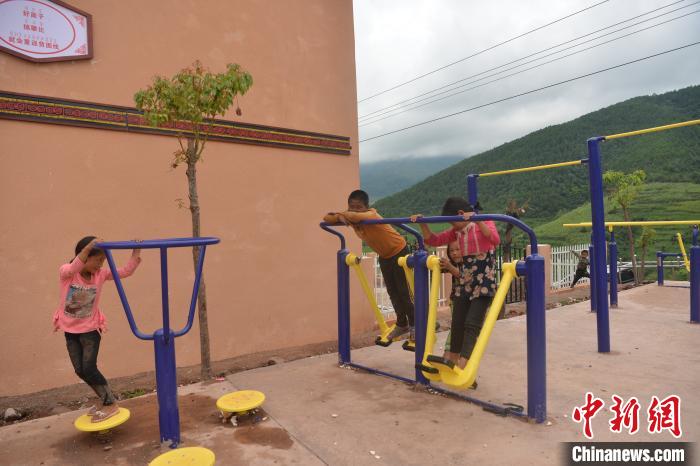 甲甲溝村里玩耍的孩子。　張浪 攝