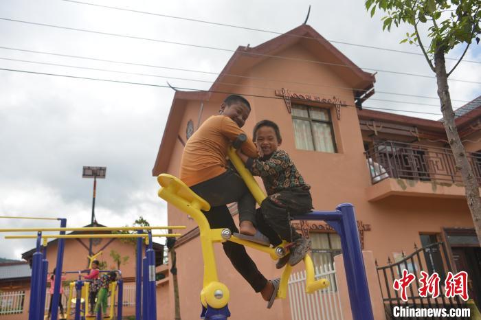 甲甲溝村里玩耍的孩子?！埨?攝