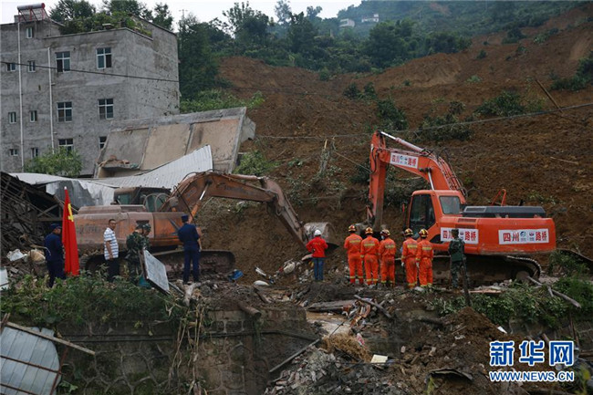 （圖文互動）（1）四川雅安漢源縣發(fā)生滑坡 8人失聯