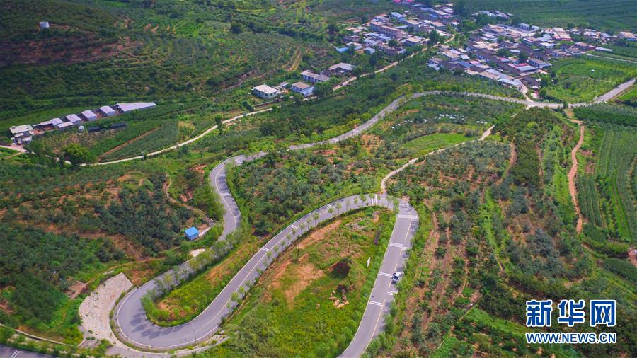 （新華全媒頭條·走向我們的小康生活·圖文互動(dòng)）（1）長(zhǎng)城腳下，小康村串成“珍珠鏈”