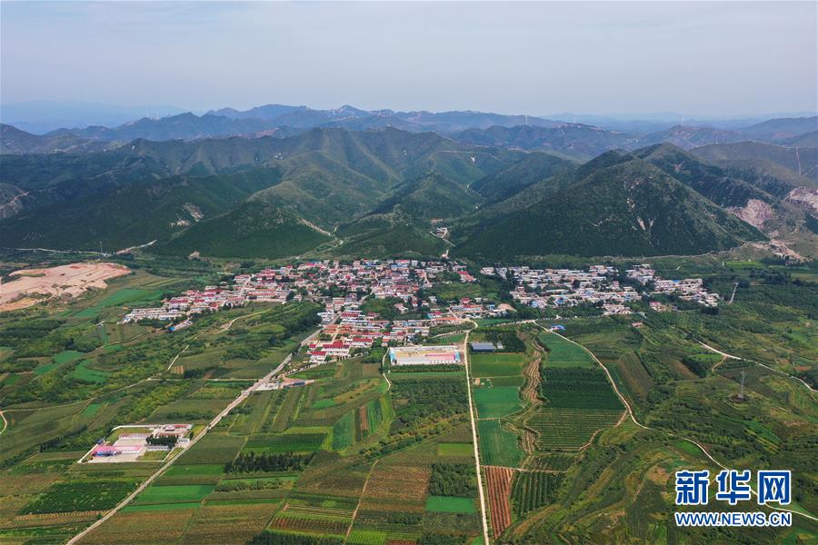 （新華全媒頭條·走向我們的小康生活·圖文互動(dòng)）（13）長(zhǎng)城腳下，小康村串成“珍珠鏈”