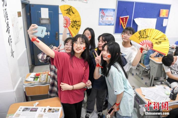 資料圖：6月6日，2021年高考前夕，湖南長沙同升湖實驗學校高三年級，考生們在教室內(nèi)合影。 楊華峰 攝