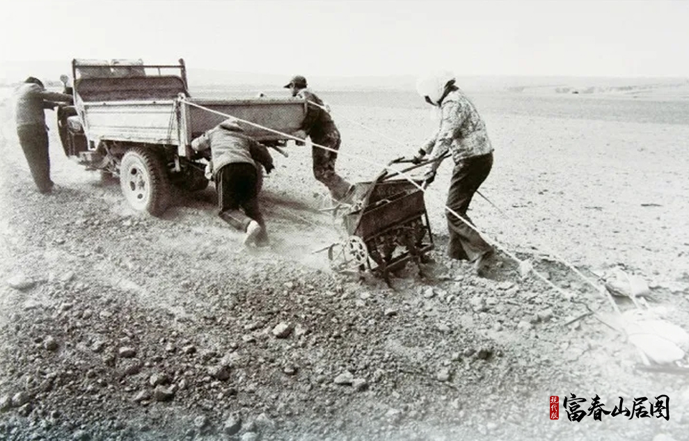 寧夏回族自治區(qū)銀川市永寧縣閩寧鎮(zhèn)建設(shè)初期，移民群眾在戈壁灘上開荒種田。
