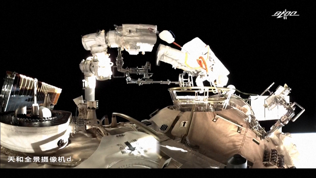 2021年12月26日晚，神十三航天員乘組進行第二次出艙活動。航天員葉光富將自己依附在機械臂上。
