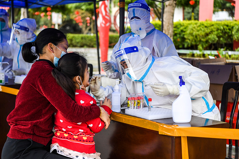 2022年2月16日，在廣西百色市德?？h，醫(yī)務(wù)人員在做核酸采樣。