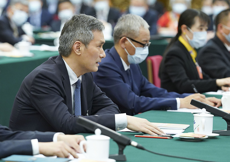 2020年5月24日，全國人大代表羅杰（左一）參加湖北代表團的審議并發(fā)言。