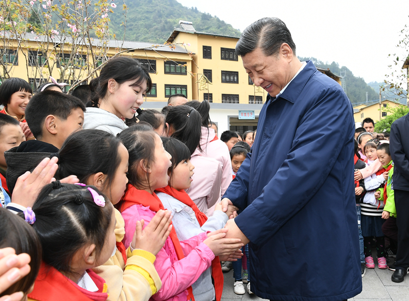 2019年4月15日，習(xí)近平在重慶市石柱土家族自治縣中益鄉(xiāng)小學(xué)同學(xué)生們親切交談，詢問他們學(xué)習(xí)和生活情況。