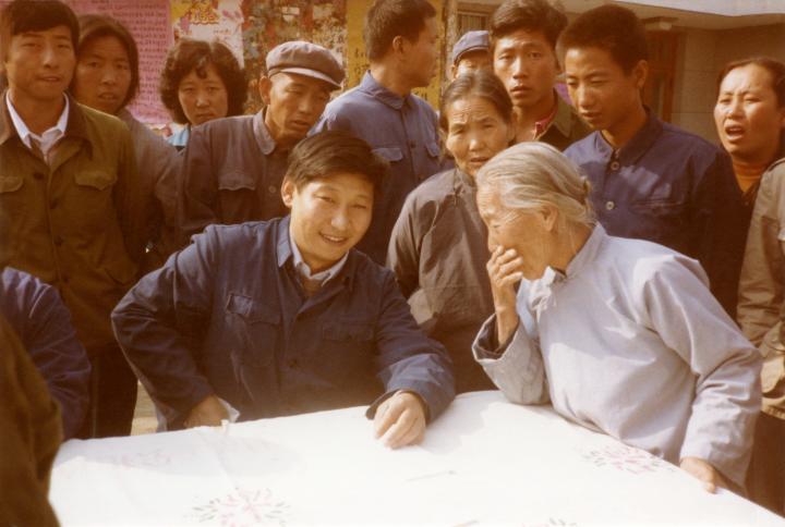 這是1983年，時任河北正定縣委書記的習近平（前排居中），臨時在大街上擺桌子聽取老百姓意見。