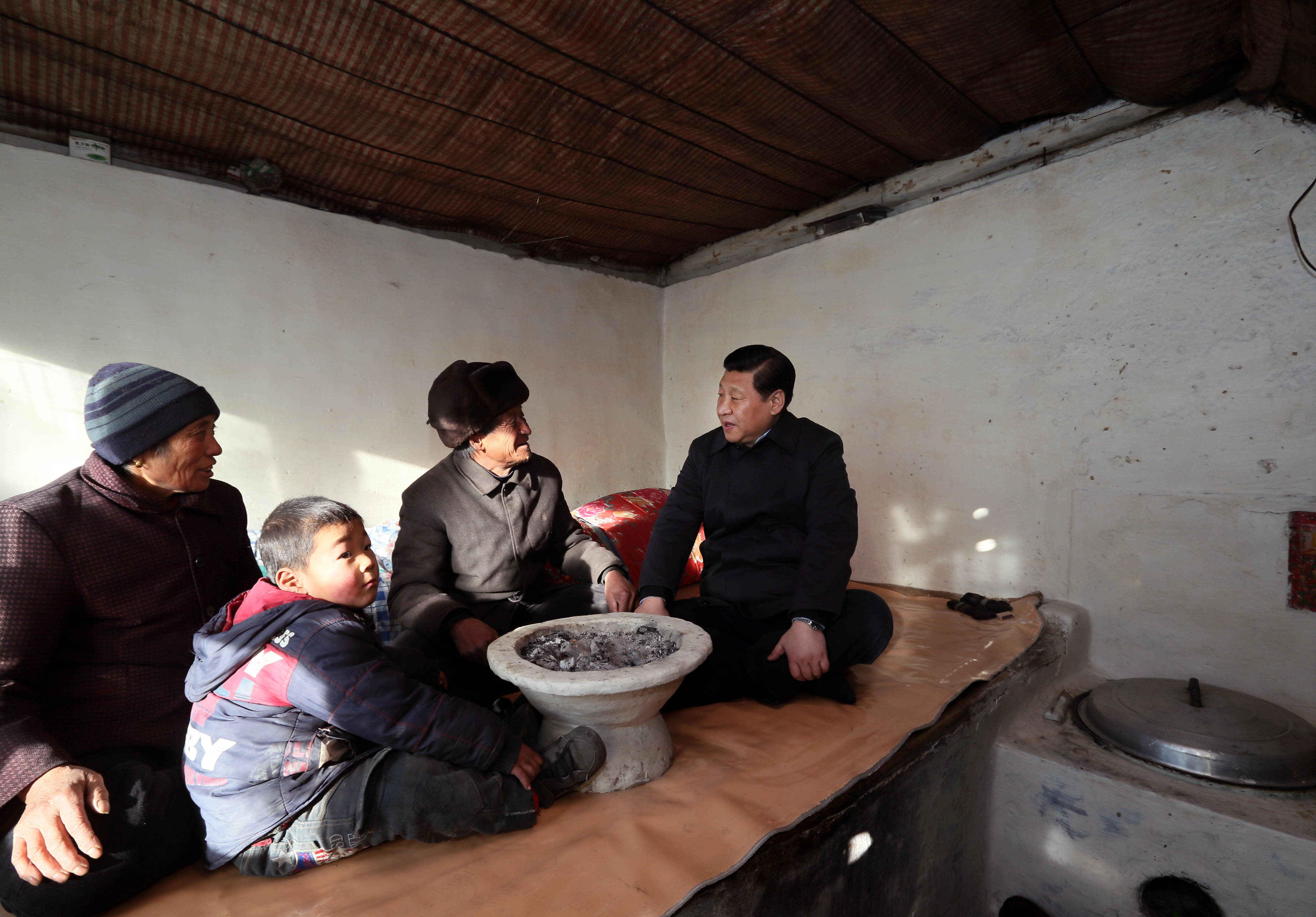 2012年12月30日，習近平在河北省阜平縣龍泉關鎮(zhèn)駱駝灣村看望慰問困難群眾。
