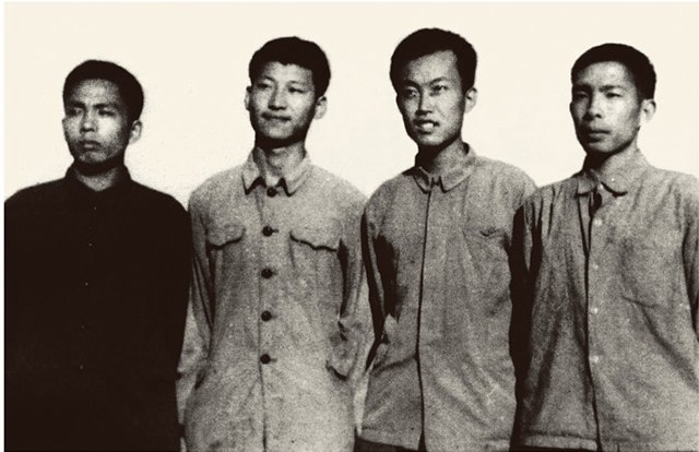 這是1973年上山下鄉(xiāng)時期，習近平（左二）在陜西延川縣。