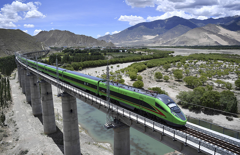 2022年6月22日，復興號列車行駛在西藏山南境內(nèi)。