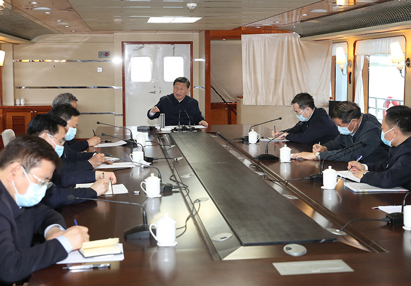 2021年5月13日，習近平總書記在河南南陽市淅川縣乘船考察丹江口水庫，聽取有關(guān)情況匯報。