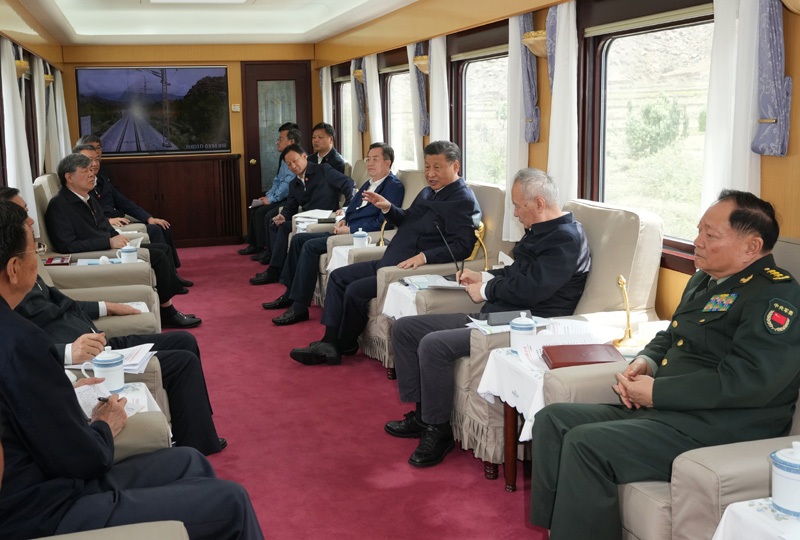 2021年7月22日，習近平總書記乘坐專列實地察看拉林鐵路沿線建設(shè)情況，深入研究有關(guān)問題。