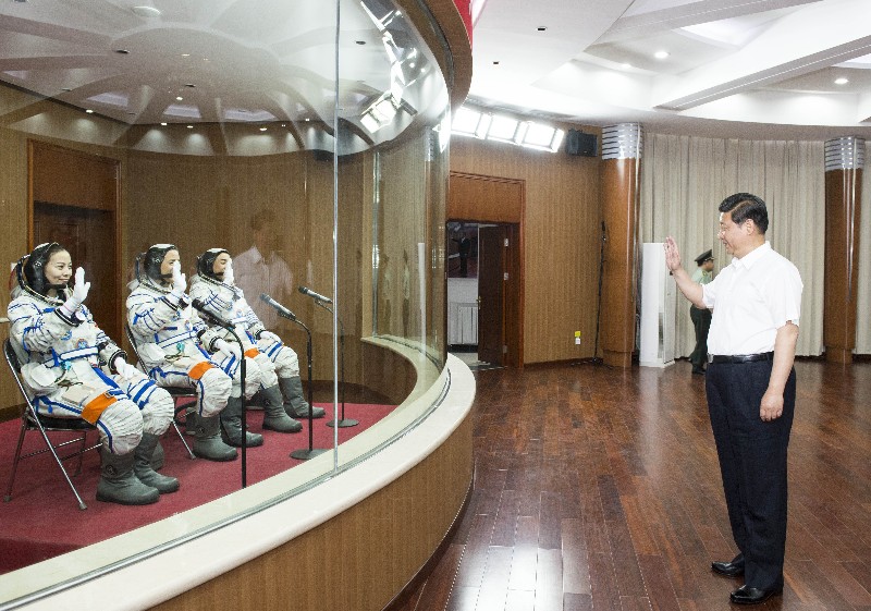 2013年6月11日，習(xí)近平總書記來到酒泉衛(wèi)星發(fā)射中心航天員公寓問天閣，為即將出征的航天員壯行。