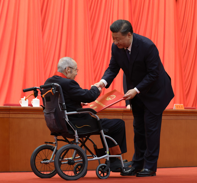2021年11月3日，2020年度國家科學(xué)技術(shù)獎勵大會上，習(xí)近平總書記向獲得2020年度國家最高科學(xué)技術(shù)獎的中國航空工業(yè)集團有限公司顧誦芬院士頒獎。