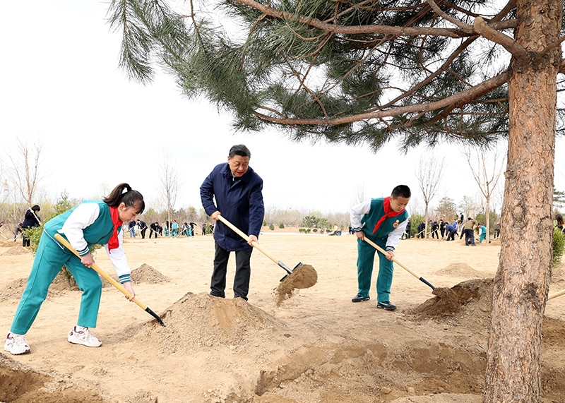 2022年3月30日，習(xí)近平等黨和國家領(lǐng)導(dǎo)人來到北京市大興區(qū)黃村鎮(zhèn)參加首都義務(wù)植樹活動。這是習(xí)近平同大家一起植樹。