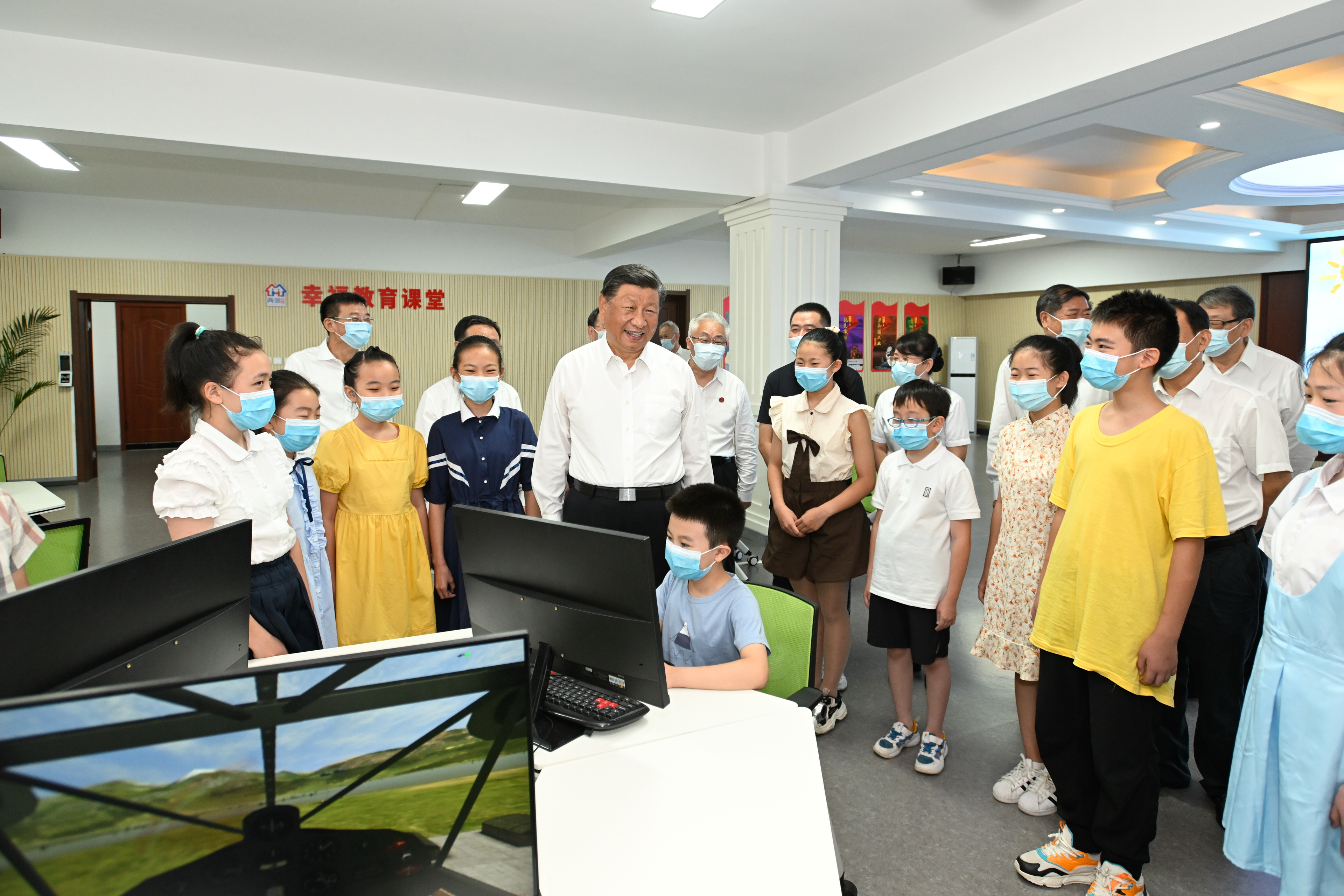 2022年8月17日，習(xí)近平總書記在遼寧省沈陽市皇姑區(qū)三臺子街道牡丹社區(qū)群眾活動中心，同幸福教育課堂的孩子們親切交流。