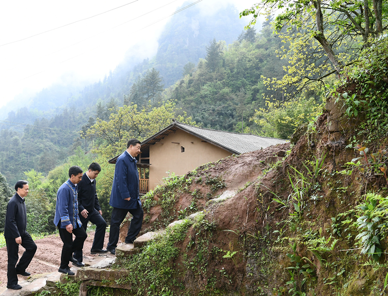 2019年4月15日，在石柱土家族自治縣中益鄉(xiāng)華溪村，習(xí)近平總書(shū)記踏著濕滑的石階登上陡坡，前往貧困戶(hù)譚登周家看望。
