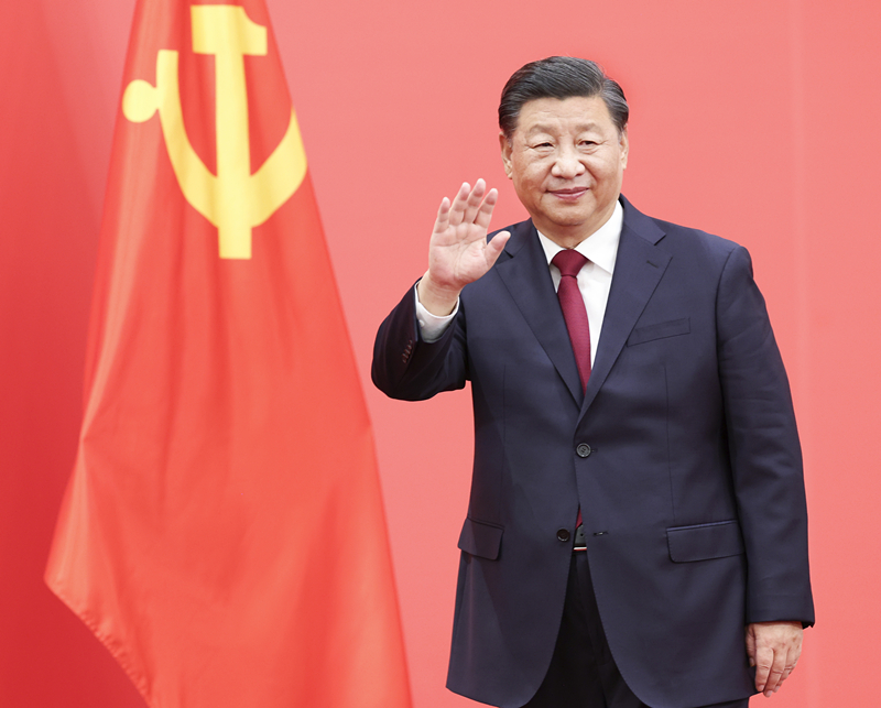 2022年10月23日，剛剛在中國(guó)共產(chǎn)黨第二十屆中央委員會(huì)第一次全體會(huì)議上當(dāng)選的中共中央總書(shū)記習(xí)近平和中共中央政治局常委李強(qiáng)、趙樂(lè)際、王滬寧、蔡奇、丁薛祥、李希在北京人民大會(huì)堂同采訪(fǎng)中共二十大的中外記者親切見(jiàn)面。這是習(xí)近平向在場(chǎng)的中外記者揮手致意。
