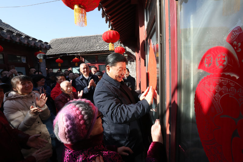 2019年2月1日，習近平總書記在北京前門東區(qū)草廠四條胡同32號院，高興地拿起一幅“?！弊?，親自貼到門上，給這里的老街坊們拜年。