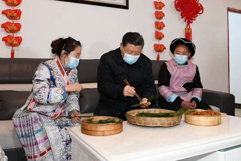 2021年2月3日下午，習近平總書記在貴州省畢節(jié)市黔西縣新仁苗族鄉(xiāng)化屋村苗族村民趙玉學家，同趙玉學一家邊聊家常邊制作當?shù)貍鹘y(tǒng)節(jié)日食品黃粑。