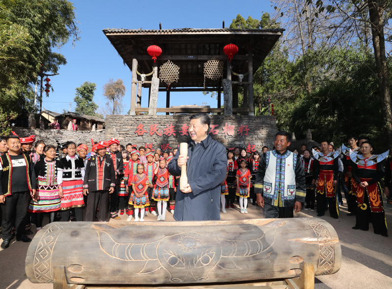 2020年1月19日下午，習近平總書記在云南省騰沖市清水鄉(xiāng)三家村中寨司莫拉佤族村廣場上，敲響三聲佤族木鼓，祝福來年風調(diào)雨順、國泰民安。