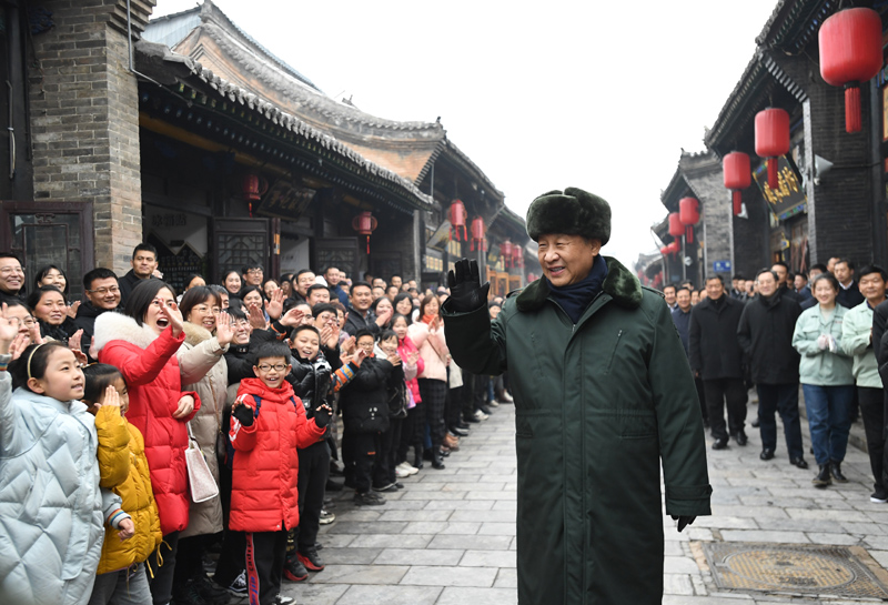 2022年1月27日上午，習近平總書記到山西省平遙古城向現(xiàn)場群眾揮手致意，給大家拜年。