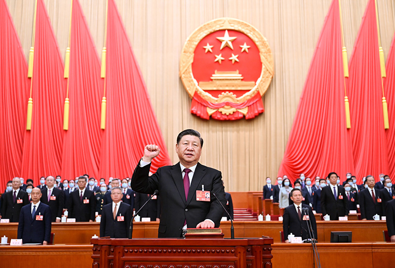 2023年3月10日，十四屆全國人大一次會(huì)議在北京人民大會(huì)堂舉行第三次全體會(huì)議。習(xí)近平全票當(dāng)選為中華人民共和國主席、中華人民共和國中央軍事委員會(huì)主席。這是習(xí)近平進(jìn)行憲法宣誓。