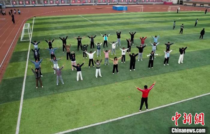 寧夏大學(xué)校園內(nèi)，學(xué)生跟隨老師練習(xí)八段錦。 謝宇 攝