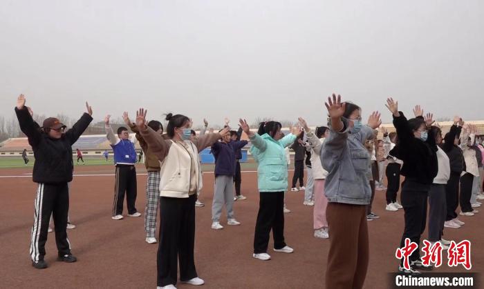 寧夏大學(xué)校園內(nèi)，學(xué)生練習(xí)八段錦。 謝宇 攝