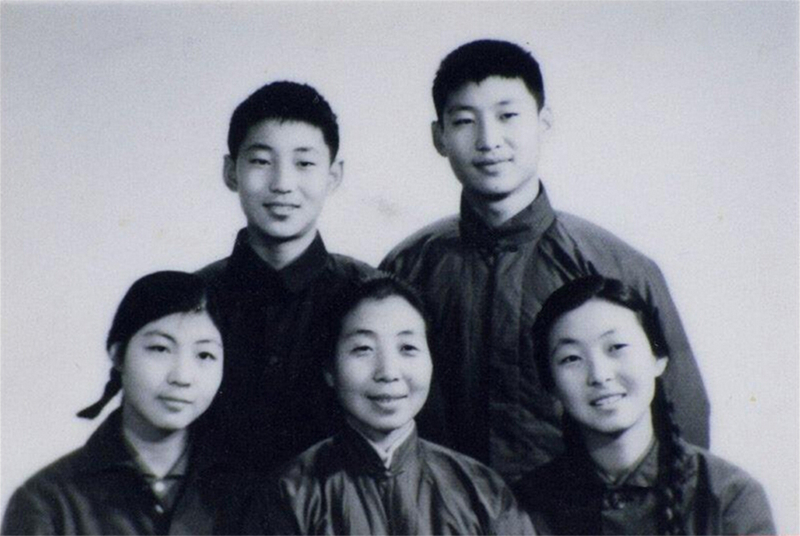 1972年冬，齊心和子女們。前排右起：齊橋橋、齊心、習(xí)安安。后排右起：習(xí)近平、習(xí)遠(yuǎn)平。