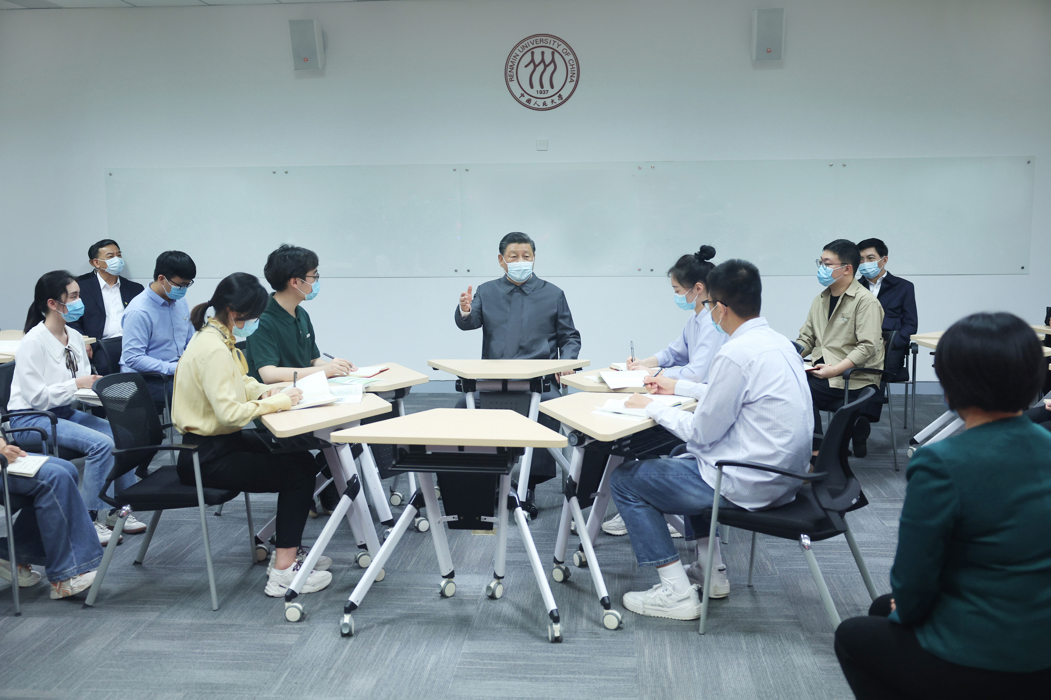 2022年4月25日，習(xí)近平總書(shū)記來(lái)到中國(guó)人民大學(xué)考察調(diào)研。這是總書(shū)記在立德樓觀摩思政課智慧教室現(xiàn)場(chǎng)教學(xué)并參與討論。