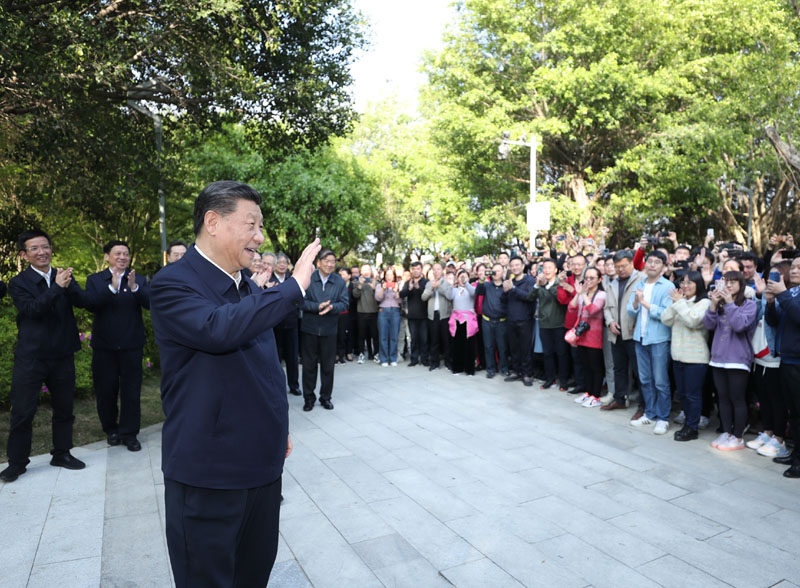 2021年3月24日，習近平在福建省福州市福山郊野公園考察時，向市民們招手致意。
