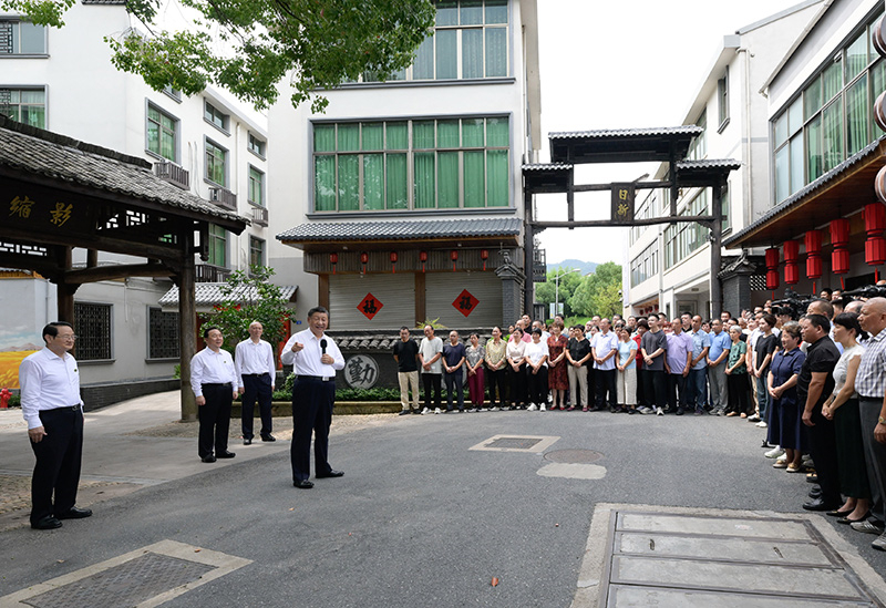 2023年9月20日，習近平在浙江省金華市義烏市后宅街道李祖村考察時，同群眾親切交流。