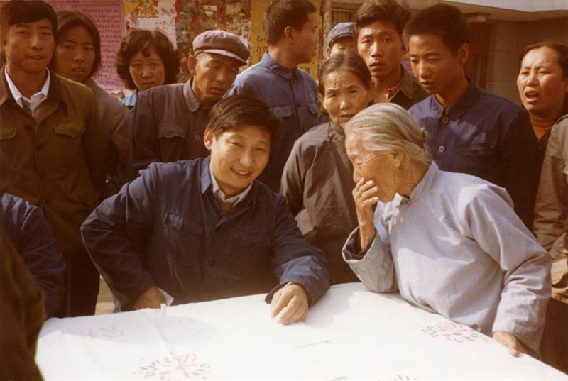 這是1983年，時任河北正定縣委書記的習近平（前排居中），臨時在大街上擺桌子聽取老百姓意見。